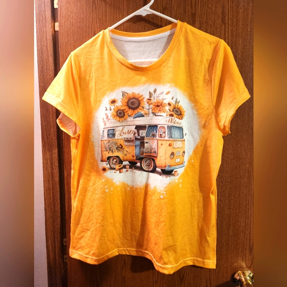 💓3/$15 Pretty Yellow Women's Size Medium Sunflower And Camper Graphic Tee